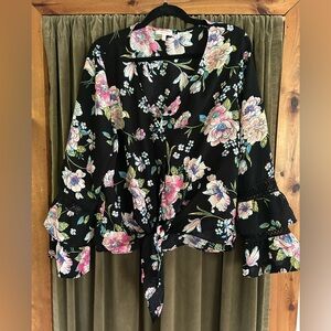 Beautiful flowy blouse. The print is so pretty! Very nice details on sleeves.